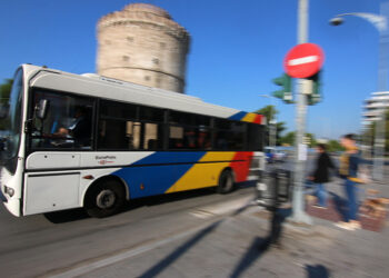 Λεωφορείο του ΟΑΣΘ μπροστά από τον Λευκό Πύργο (φωτ.: ΜΟΤΙΟΝΤΕΑΜ / Φανή Τρυψάνη)