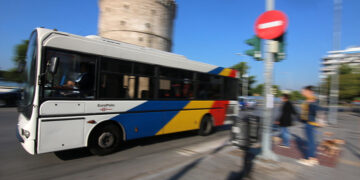 Λεωφορείο του ΟΑΣΘ μπροστά από τον Λευκό Πύργο (φωτ.: ΜΟΤΙΟΝΤΕΑΜ / Φανή Τρυψάνη)