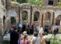 Θεία Λειτουργία στα ερείπια της Παναγίας Παραμυθίας, στο Φανάρι (φωτ.: Φως Φαναρίου)