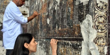 Συντηρητές εργάζονται στις τοιχογραφίες που υπάρχουν στο εξωτερικό του μοναστικού συγκροτήματος (φωτ.: Anadolu)