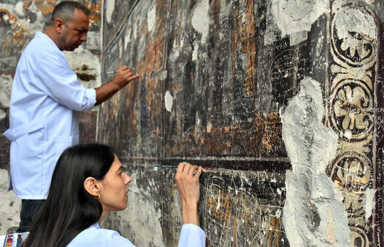 Συντηρητές εργάζονται στις τοιχογραφίες που υπάρχουν στο εξωτερικό του μοναστικού συγκροτήματος (φωτ.: Anadolu)