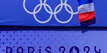 Η γαλλική σημαία και ο λογότυπος των Ολυμπιακών Αγώνων για το 2024 (φωτ.: EUROKINISSI)