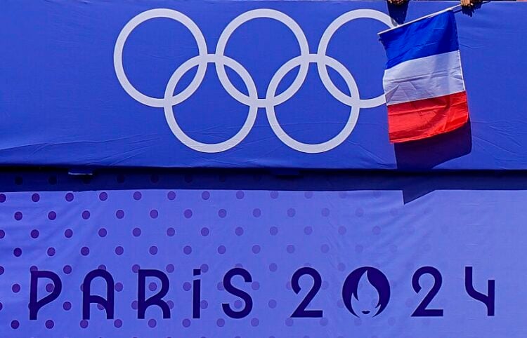 Η γαλλική σημαία και ο λογότυπος των Ολυμπιακών Αγώνων για το 2024 (φωτ.: EUROKINISSI)