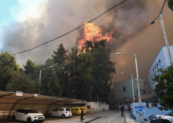Η φωτιά κοντά στο «Καραμανδάνειο» παιδιατρικό νοσοκομείο (φωτ.: EUROKINISSI)