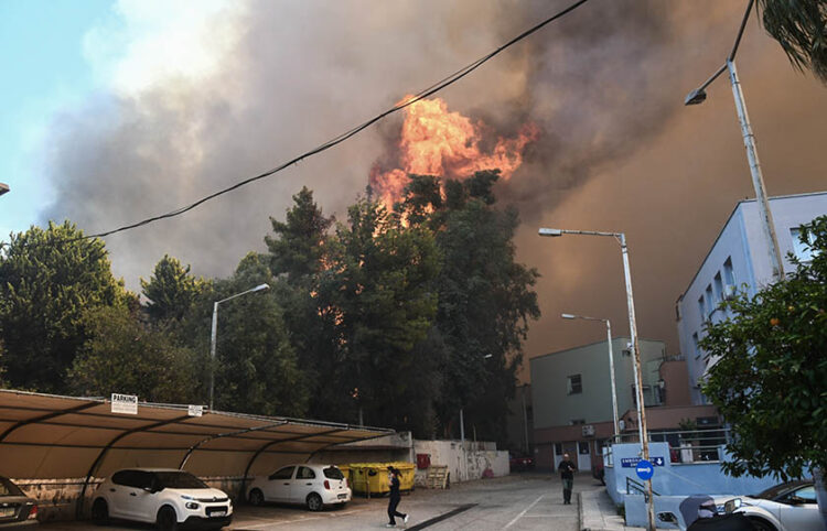 Η φωτιά κοντά στο «Καραμανδάνειο» παιδιατρικό νοσοκομείο (φωτ.: EUROKINISSI)