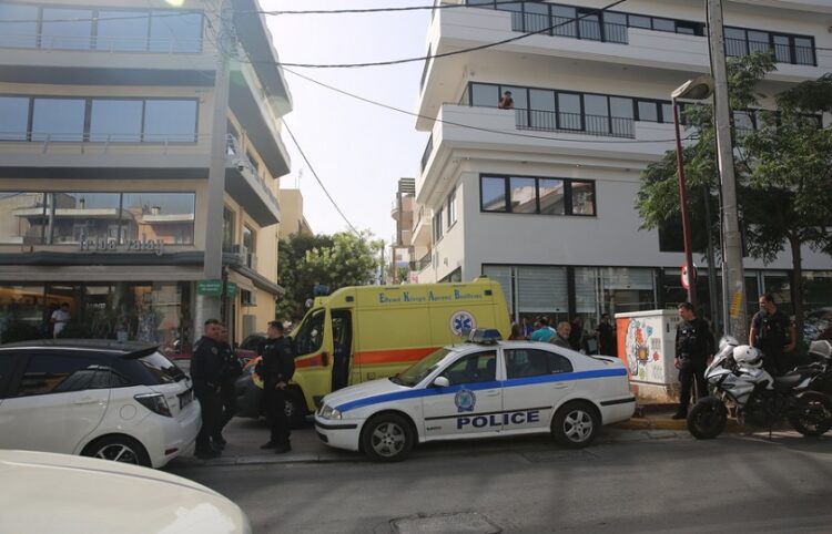 Αστυνομικοί έχουν αποκλείσει το στενό όπου δολοφονήθηκε ο 54χρονος στο Ψυχικό (φωτ.: ΑΠΕ-ΜΠΕ / Αλέξανδρος Βλάχος)