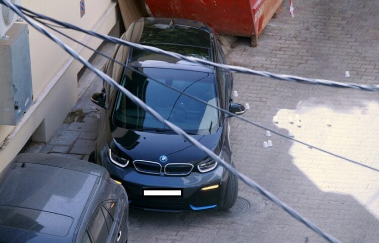 Το αυτοκίνητο που οδηγούσε ο 54χρονος τοπογράφος μηχανικός, ακριβώς στο σημείο της εκτέλεσης (φωτ.: ΑΠΕ-ΜΠΕ / Αλέξανδρος Βλάχος)