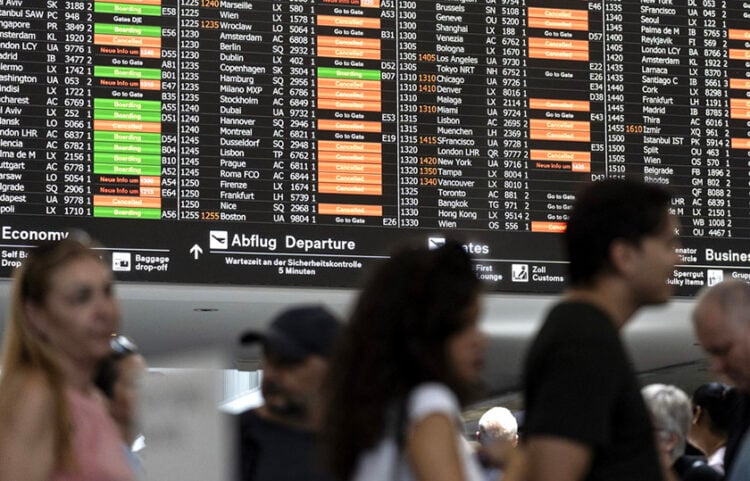 Ακυρωμένες πτήσεις από και προς το αεροδρόμιο της Ζυρίχης (φωτ.: EPA / Gaetan Bally)