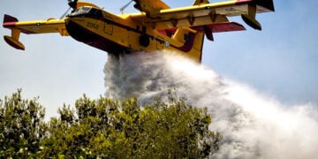 Καναντέρ επιχειρεί για την κατάσβεση δασικής πυρκαγιάς (φωτ.: EUROKINISSI / Βασίλης Ψωμάς)