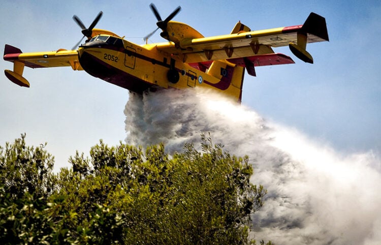Καναντέρ επιχειρεί για την κατάσβεση δασικής πυρκαγιάς (φωτ.: EUROKINISSI / Βασίλης Ψωμάς)