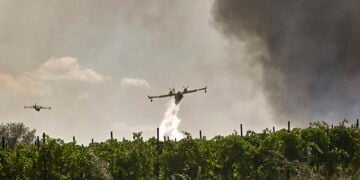 Πυροσβεστικό αεροσκάφος επιχειρεί στην Κορινθία (φωτ.: ΑΠΕ-ΜΠΕ / Βασίλης Ψωμάς)