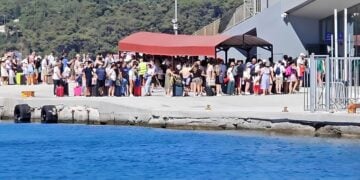 Τούρκοι τουρίστες μόλις έχουν φτάσει στο λιμάνι της Σάμου (φωτ.: samos24.gr)