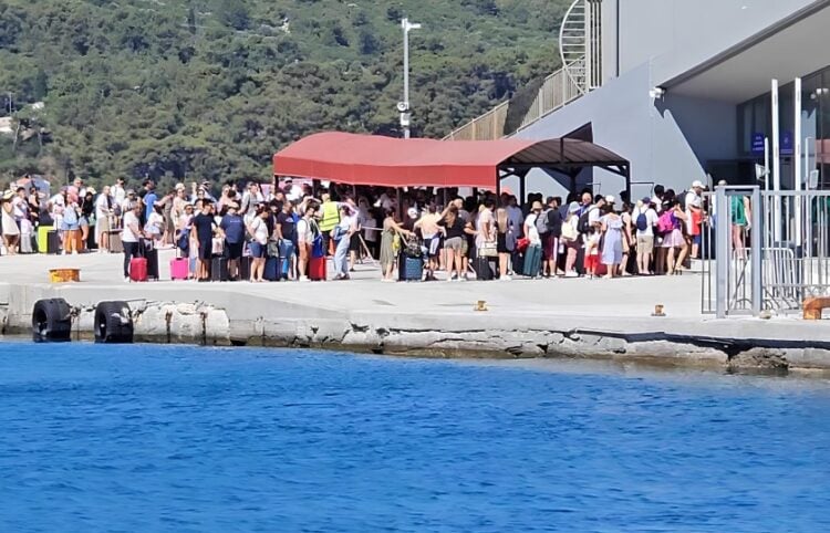 Τούρκοι τουρίστες μόλις έχουν φτάσει στο λιμάνι της Σάμου (φωτ.: samos24.gr)