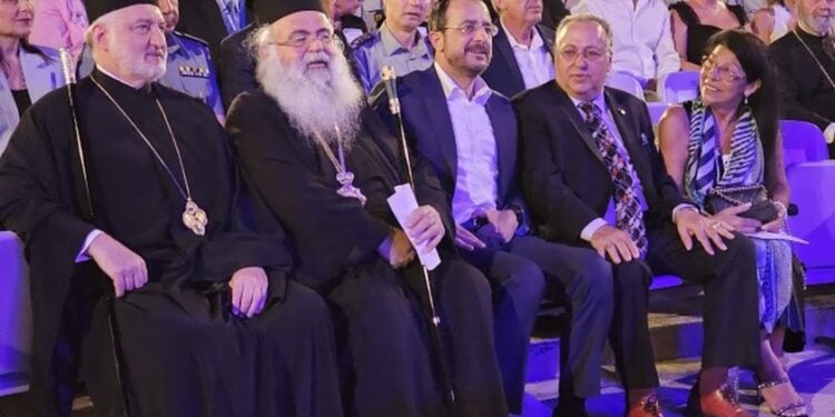 Από αριστερά, ο αρχιεπίσκοπος Αμερικής Ελπιδοφόρος, ο αρχιεπίσκοπος Κύπρου Γεώργιος, ο πρόεδρος της Δημοκρατίας Νίκος Χριστοδουλιδης, ο ύπατος πρόεδρος της AHEPA Σάββας και η Μαρία Τσίβικου (φωτ.: anamniseis.net/Δημήτρης Τσάκας)