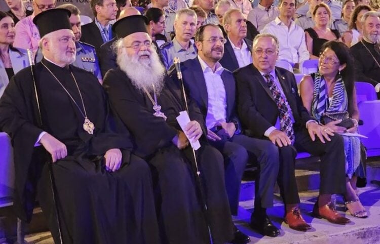 Από αριστερά, ο αρχιεπίσκοπος Αμερικής Ελπιδοφόρος, ο αρχιεπίσκοπος Κύπρου Γεώργιος, ο πρόεδρος της Δημοκρατίας Νίκος Χριστοδουλιδης, ο ύπατος πρόεδρος της AHEPA Σάββας και η Μαρία Τσίβικου (φωτ.: anamniseis.net/Δημήτρης Τσάκας)