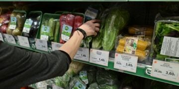 Καταναλωτής ψωνίζει σε σουπερμάρκετ (φωτ.: EUROKINISSI/Τατιάνα Μπόλαρη)