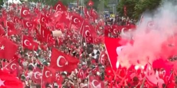 Στιγμιότυπα από τη διαδήλωση των Τούρκων στο Βερολίνο ενόψει του σημερινού αγώνα με την Ολλανδία (φωτ.: Χ/Anadolu Ajansı)
