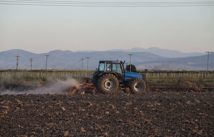 Τρακτέρ στη διάρκεια γεωργικών εργασιών στη Θεσσαλία (φωτ.: EUROKINISSI)