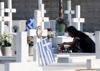 Στιγμιότυπο από την επιμνημόσυνη δέηση που τελέστηκε στο στρατιωτικό κοιμητήριο στον Τύμβο Μακεδονίτισσας, στη Λευκωσία, Σάββατο 20 Ιουλίου 2024 (φωτ.: ΑΠΕ-ΜΠΕ / Κάτια Χριστοδούλου)