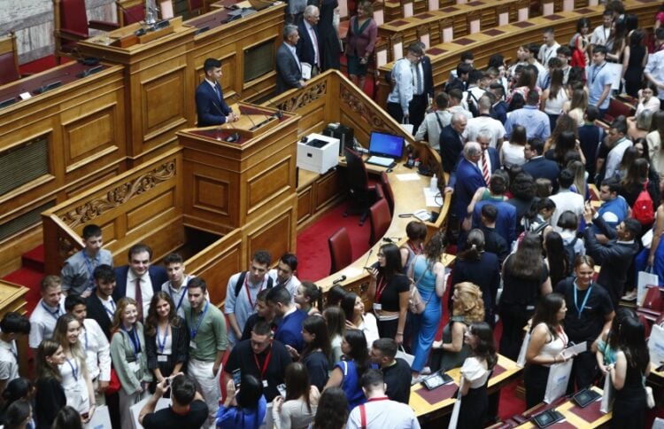 Στιγμιότυπο από τη συνεδρίαση της Βουλής των Εφήβων (φωτ.: EUROKINISSI/Σωτήρης Δημητρόπουλος)