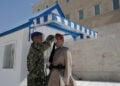 Μέλος της Προεδρικής Φρουράς προσφέρει νερό σε Εύζωνα που εκτελεί την υπηρεσία του στο Μνημείο του Άγνωστου Στρατιώτη (φωτ.: ΑΠΕ-ΜΠΕ / Κώστας Τσιρώνης)