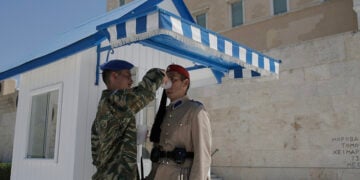 Μέλος της Προεδρικής Φρουράς προσφέρει νερό σε Εύζωνα που εκτελεί την υπηρεσία του στο Μνημείο του Άγνωστου Στρατιώτη (φωτ.: ΑΠΕ-ΜΠΕ / Κώστας Τσιρώνης)