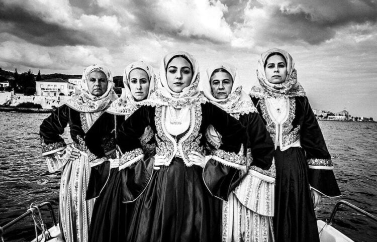 Παραδοσιακές φορεσιές από την ενότητα «Νησιά» (φωτ.: Γιώργος Τατάκης)