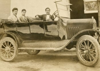 Το πρώτο ταξί στα Καλάβρυτα, ιδιοκτησίας του Ξενοδοχείου «Χελμός» το 1924
(πηγή: Δημοτικό Μουσείο Καλαβρυτινού Ολοκαυτώματος / the-hellenic-mosaic.gr)