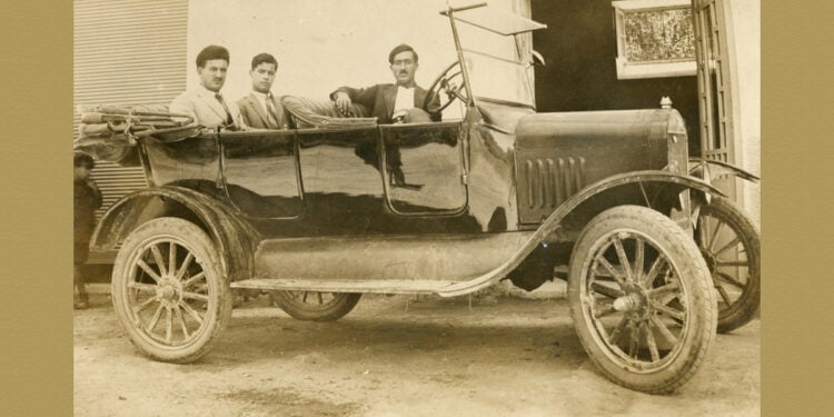 Το πρώτο ταξί στα Καλάβρυτα, ιδιοκτησίας του Ξενοδοχείου «Χελμός» το 1924
(πηγή: Δημοτικό Μουσείο Καλαβρυτινού Ολοκαυτώματος / the-hellenic-mosaic.gr)
