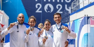 Οι Παπακωνσταντίνου-Γκαϊδατζής και οι Φίτσιου-Κοντού με τα ολυμπιακά μετάλλια (φωτ.: EUROKINISSI)