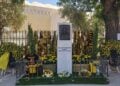 Το μνημείο γεμάτο κίτρινα λουλούδια για τον αδικοχαμένο οπαδό της ΑΕΚ (φωτ.: facebook/Virginia Tsekeri)