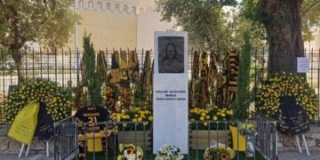 Το μνημείο γεμάτο κίτρινα λουλούδια για τον αδικοχαμένο οπαδό της ΑΕΚ (φωτ.: facebook/Virginia Tsekeri)
