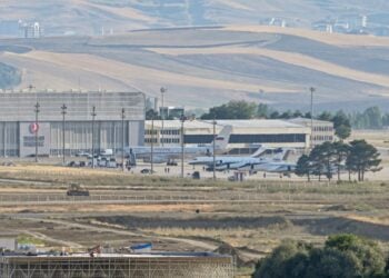 Ρωσικό κυβερνητικό αεροσκάφος και ιδιωτικά τζετ διακρίνονται στο αεροδρόμιο Εσενμπόγκα της Άγκυρας, στη διάρκεια της ανταλλαγής των κρατουμένων (φωτ.: EPA/STR)