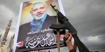 Πορτρέτα του Ισμαήλ Χανίγια και όπλα κατά τη διάρκεια διαδήλωσης υποστηρικτών των Χούθι, στη Σαναά της Υεμένης, μετά το θάνατο του πολιτικού ηγέτη της Χαμάς (φωτ.: EPA / Osamah Yahya)