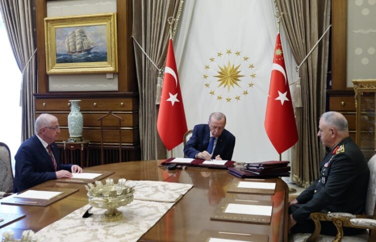 Ο Ρετζέπ Ταγίπ Ερντογάν υπογράφει τις αποφάσεις του Ανώτατου Στρατιωτικού Συμβουλίου (φωτ.: Υπουργείο Εθνικής Άμυνας της Τουρκίας)