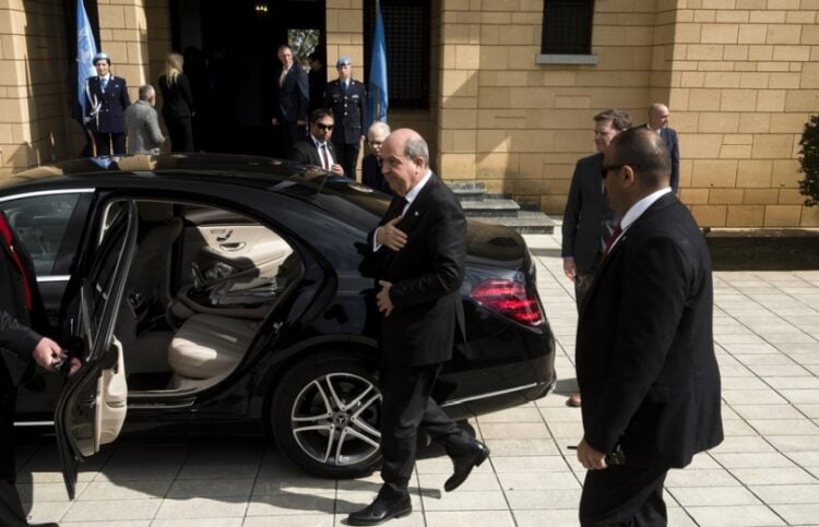 Ο ηγέτης των Τουρκοκυπρίων Ερσίν Τατάρ αποχωρεί από συνάντηση με τον Νίκο Χριστοδουλίδη στη Λευκωσία (φωτ.: ΕΡΑ/Ιάκωβος Χατζησταύρου)
