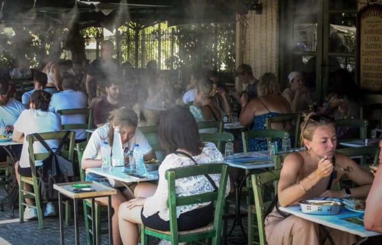 Τουρίστες απολαμβάνουν το γεύμα τους σε ελληνική ταβέρνα (φωτ.: EUROKINISSI/Γιάννης Παναγόπουλος)