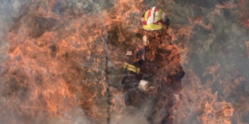 Πυροσβέστης μέσα στις φλόγες που καταπίνουν πράσινο και περιουσίες στη βορειοανατολική Αττική (φωτ.: EUROKINISSI / Μιχάλης Καραγιάννης)