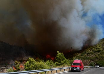 Εστία φωτιάς στη βορειοανατολική Αττική (φωτ.: EUROKINISSI / Τατιάνα Μπόλαρη)