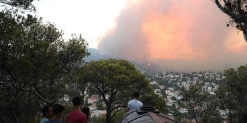 Κάτοικοι της Πεντέλης παρακολουθούν το μέτωπο της φωτιάς καθώς πλησιάζει προς την περιοχή τους (φωτ.: ΑΠΕ-ΜΠΕ / Γιώργος Βιτσαράς)