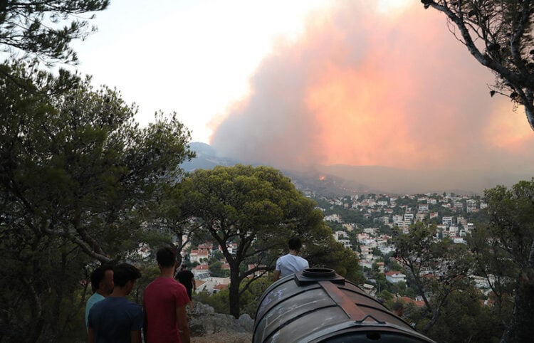 Κάτοικοι της Πεντέλης παρακολουθούν το μέτωπο της φωτιάς καθώς πλησιάζει προς την περιοχή τους (φωτ.: ΑΠΕ-ΜΠΕ / Γιώργος Βιτσαράς)