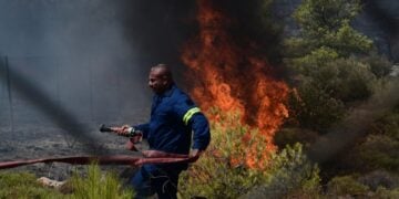 Πυροσβέστης επιχειρεί κατά της φωτιάς (φωτ.: EUROKINISSI/Τατιάνα Μπόλαρη)