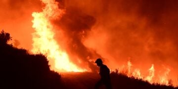 Για ένα ακόμη βράδυ, οι πυροσβέστες έδωσαν ολονύχτια μάχη με τις φλόγες (φωτ.: EUROKINISSI/Μιχάλης Καραγιάννης)