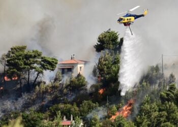 Ελικόπτερο πραγματοποιεί ρίψεις νερού στην περιοχή του Βαρνάβα (φωτ.: EUROKINISSI/Μιχάλης Καραγιάννης)