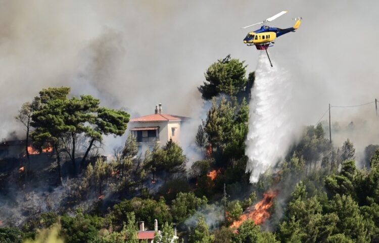 Ελικόπτερο πραγματοποιεί ρίψεις νερού στην περιοχή του Βαρνάβα (φωτ.: EUROKINISSI/Μιχάλης Καραγιάννης)