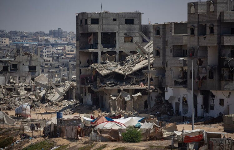 Σκηνές έξω από κατεστραμμένα κτήρια, δίπλα σε σκουπίδια και λύματα, στη Χαν Γιουνίς στο νότιο τμήμα της Λωρίδας της Γάζας (φωτ.: EPA / Haitham Imad)
