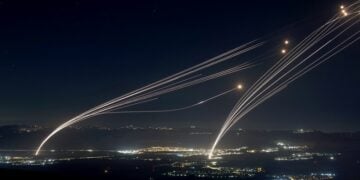 Η αεράμυνα του Ισραήλ αναχαιτίζει πυραύλους που εκτοξεύτηκαν από τον νότιο Λίβανο (φωτ.: EPA / Atef Safadi)
