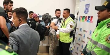 Νεαροί Ισραηλινοί περιμένουν να επιβιβαστούν σε πτήση για το Τελ Αβίβ, στο αεροδρόμιο της Λίμα, στο Περού (φωτ.: EPA/Paolo Aguilar)