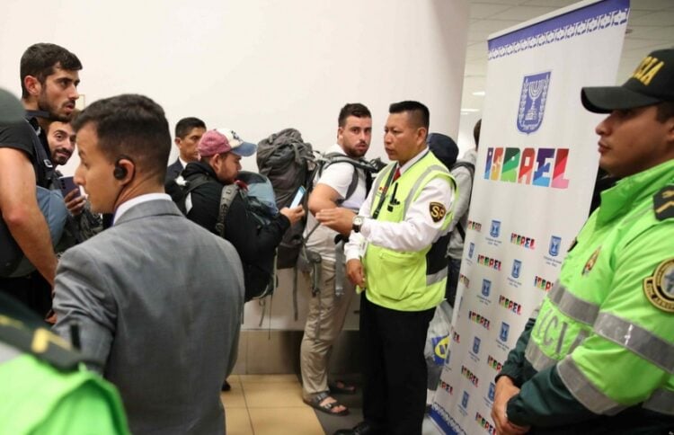 Νεαροί Ισραηλινοί περιμένουν να επιβιβαστούν σε πτήση για το Τελ Αβίβ, στο αεροδρόμιο της Λίμα, στο Περού (φωτ.: EPA/Paolo Aguilar)