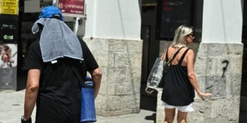 Αφόρητος ο καύσωνας στο κέντρο της Αθήνας (φωτ.: EUROKINISSI/Κώστας Τζούμας)